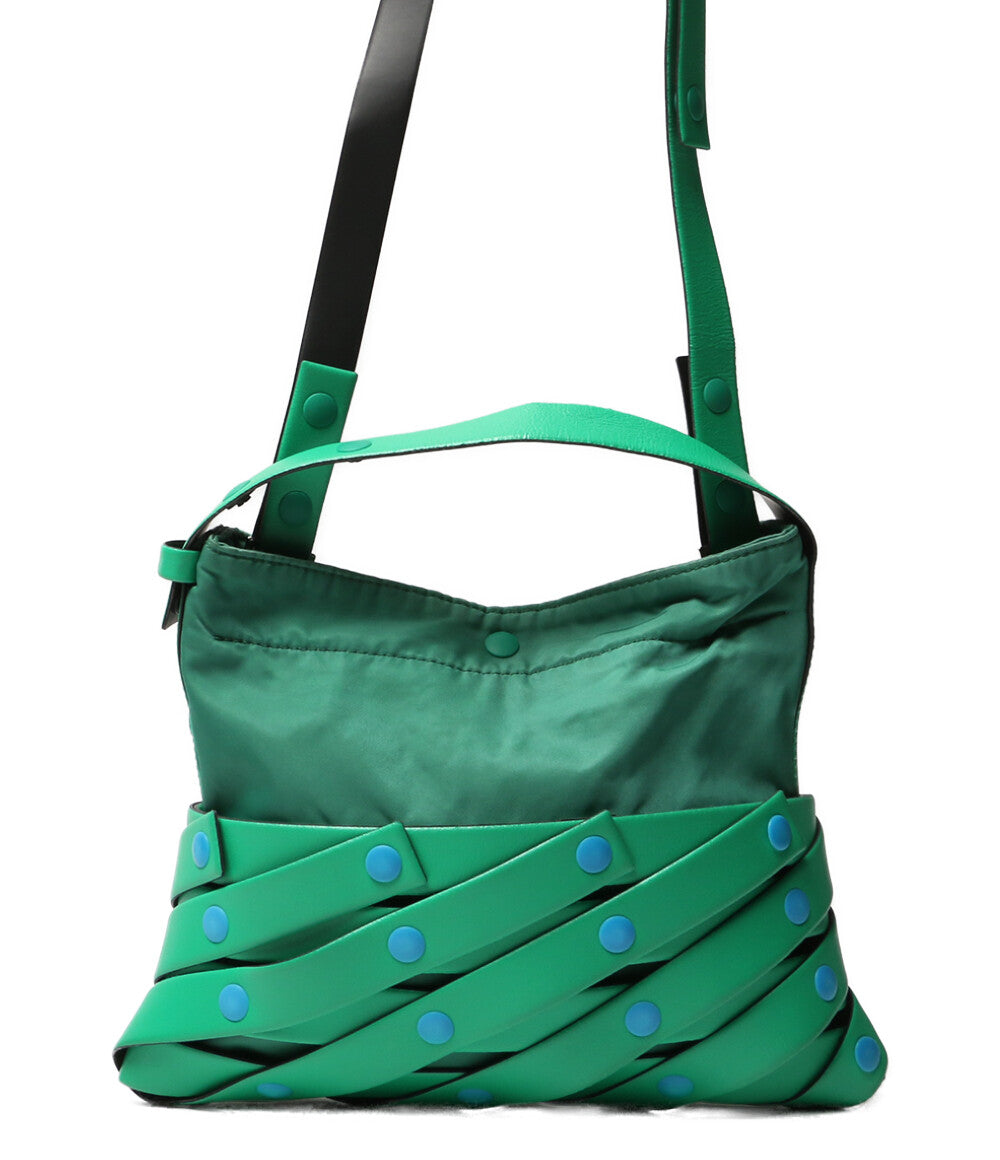 【美品】  ISSEY MIYAKE / イッセイミヤケ | SPIRAL GRID スパイラル グリッド 2way ショルダーバッグ | ブラック/グレー | レディース 格子が躍る、イッセイ ミヤケのバッグ。 | madameFIGARO.jp（フィガロ