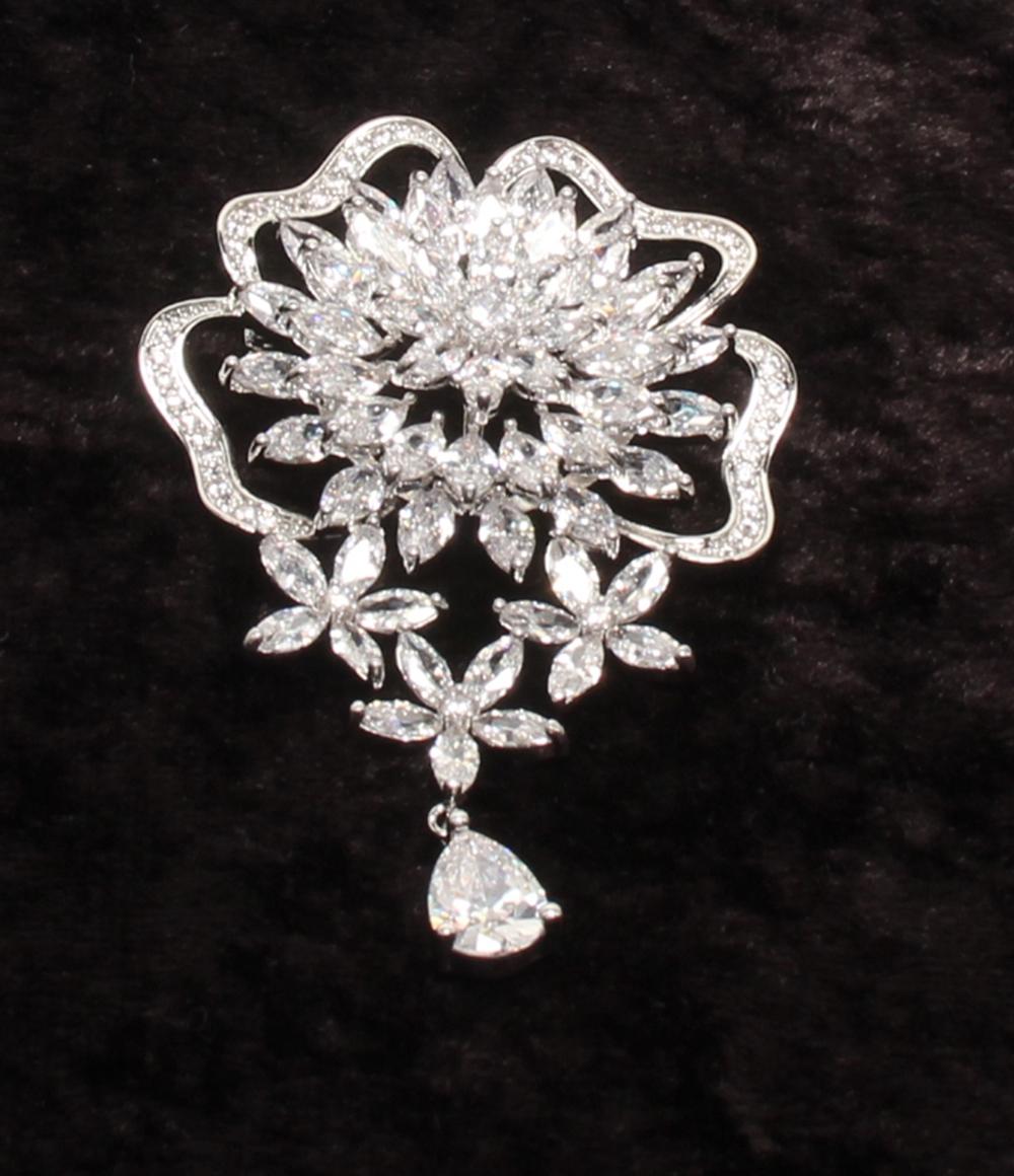 未使用級✨ルネ フラワークリスタルブローチ 桜 スワロフスキー お花モチーフ 未使用級✨ルネ フラワークリスタルブローチ 桜 スワロフスキー お花