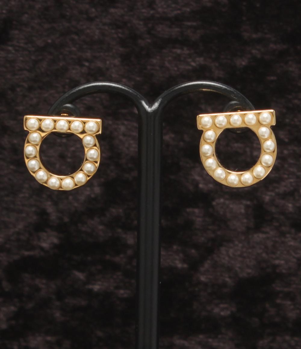 Ferragamo ガンチーニ ピアス フェイクパール スクエアビジュー 美品 Salvatore Ferragamo ピアス ガンチーニ フェイクパール