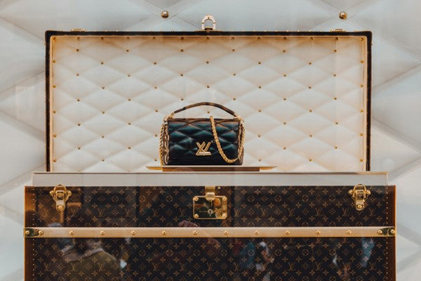 LOUIS VUITTON(ルイヴィトン)は“持つだけで資産”になる？投資価値の高いアイテム特集