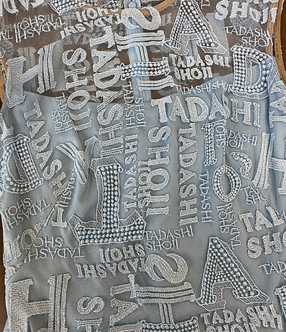 美品 TADASHI SHOJI ノースリーブワンピース 総刺繍ロゴ ミニドレス ライトブルー BIL1954MJ レディース SIZE 2 タダシショージ