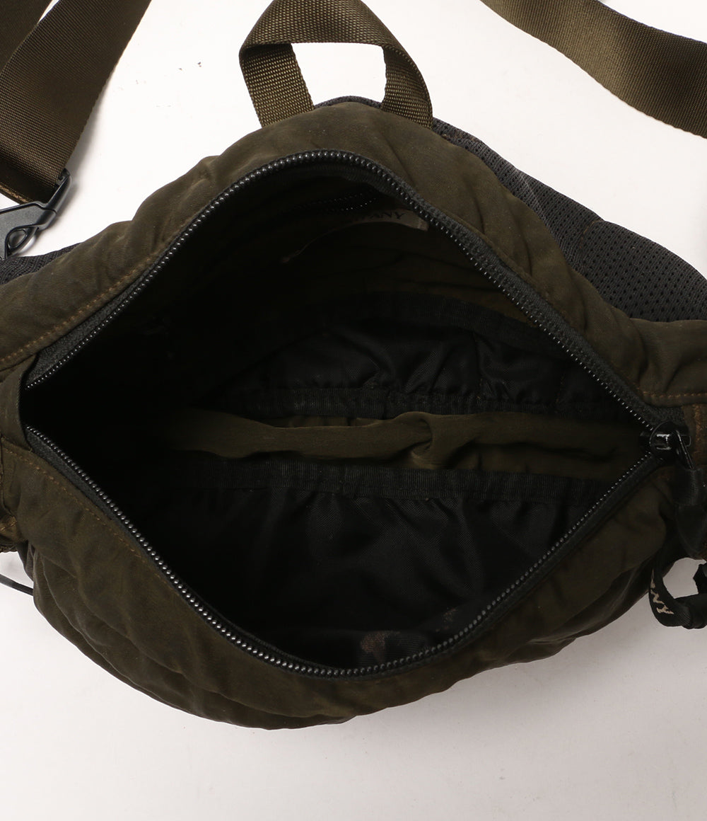 シーピーカンパニー ボディバッグ ナイロンラウンドバッグ カーキ CMAC112A005269G メンズ C.P COMPANY