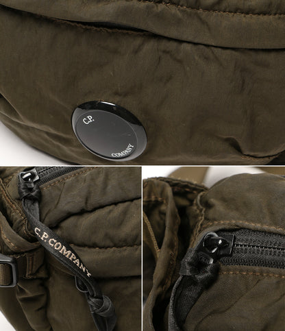 シーピーカンパニー ボディバッグ ナイロンラウンドバッグ カーキ CMAC112A005269G メンズ C.P COMPANY