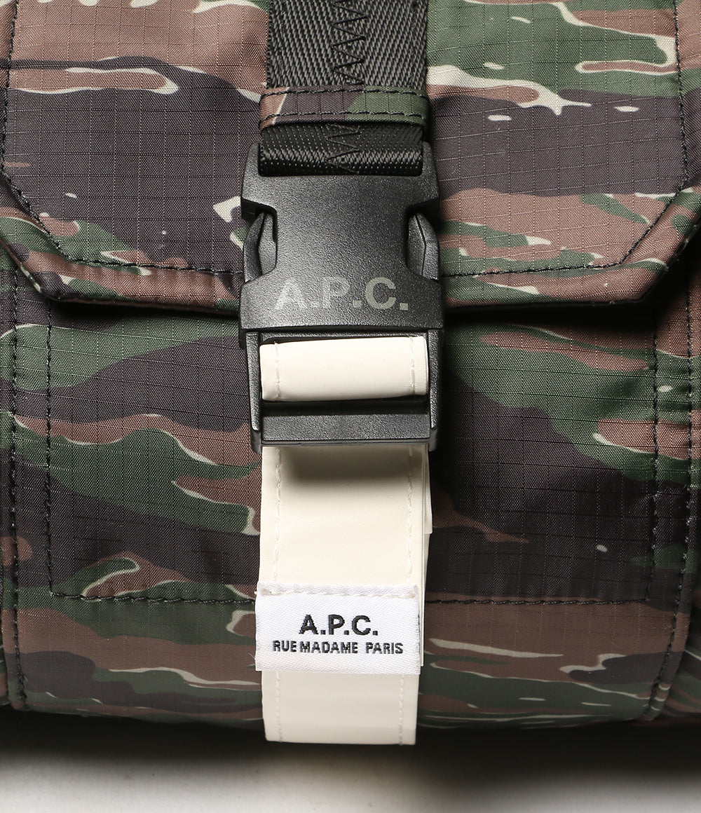 A.P.C. ショルダーバッグ besace trek 迷彩 メンズ アーペーセー