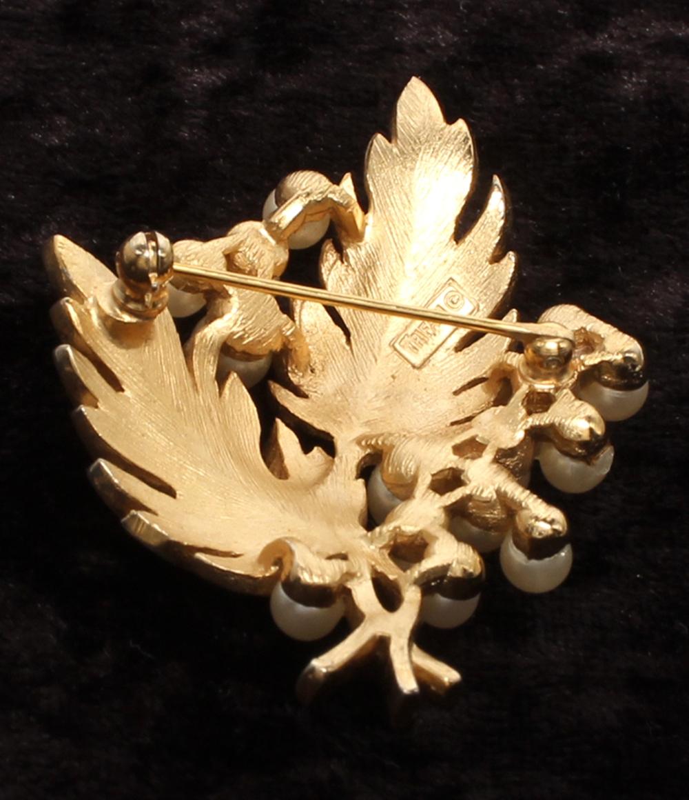 トリファリ ブローチ リーフモチーフ レディース TRIFARI