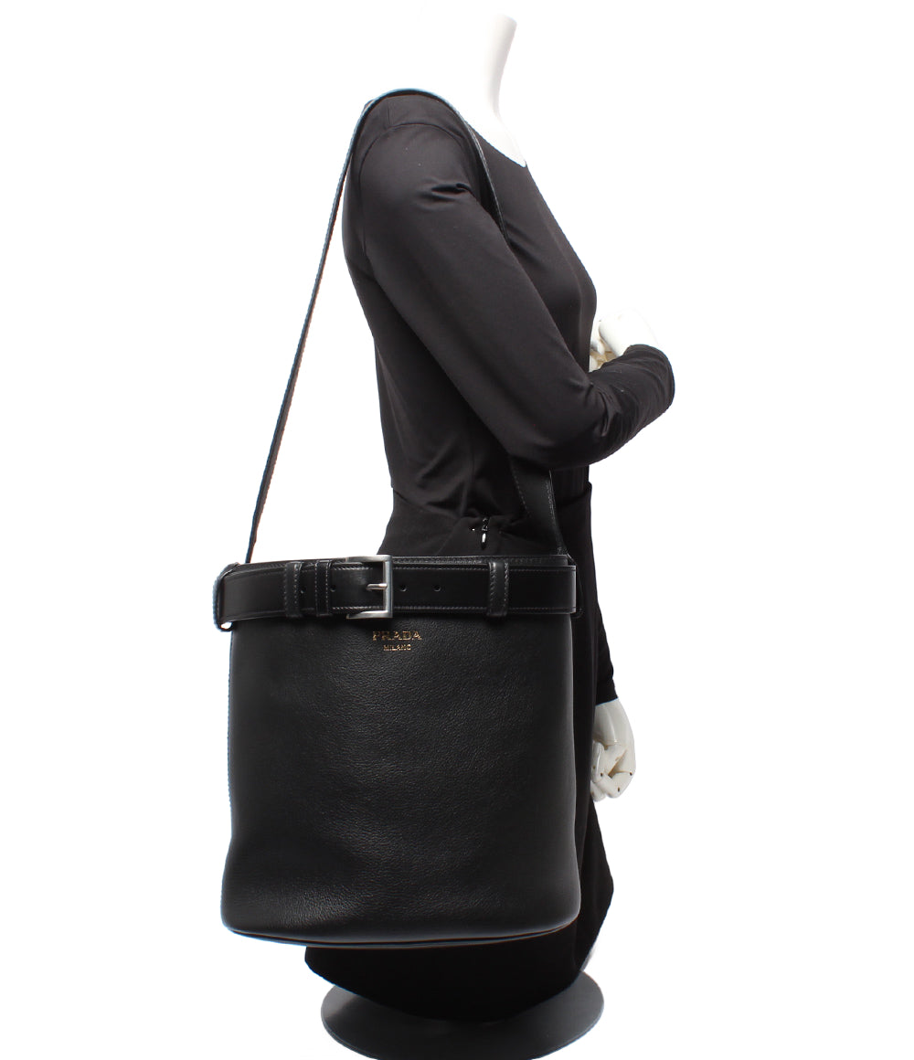 美品 PRADA ショルダーバッグ 肩掛け バックル ベルト付 レザー バケットバッグ レディース プラダ