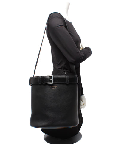 美品 PRADA ショルダーバッグ 肩掛け バックル ベルト付 レザー バケットバッグ レディース プラダ