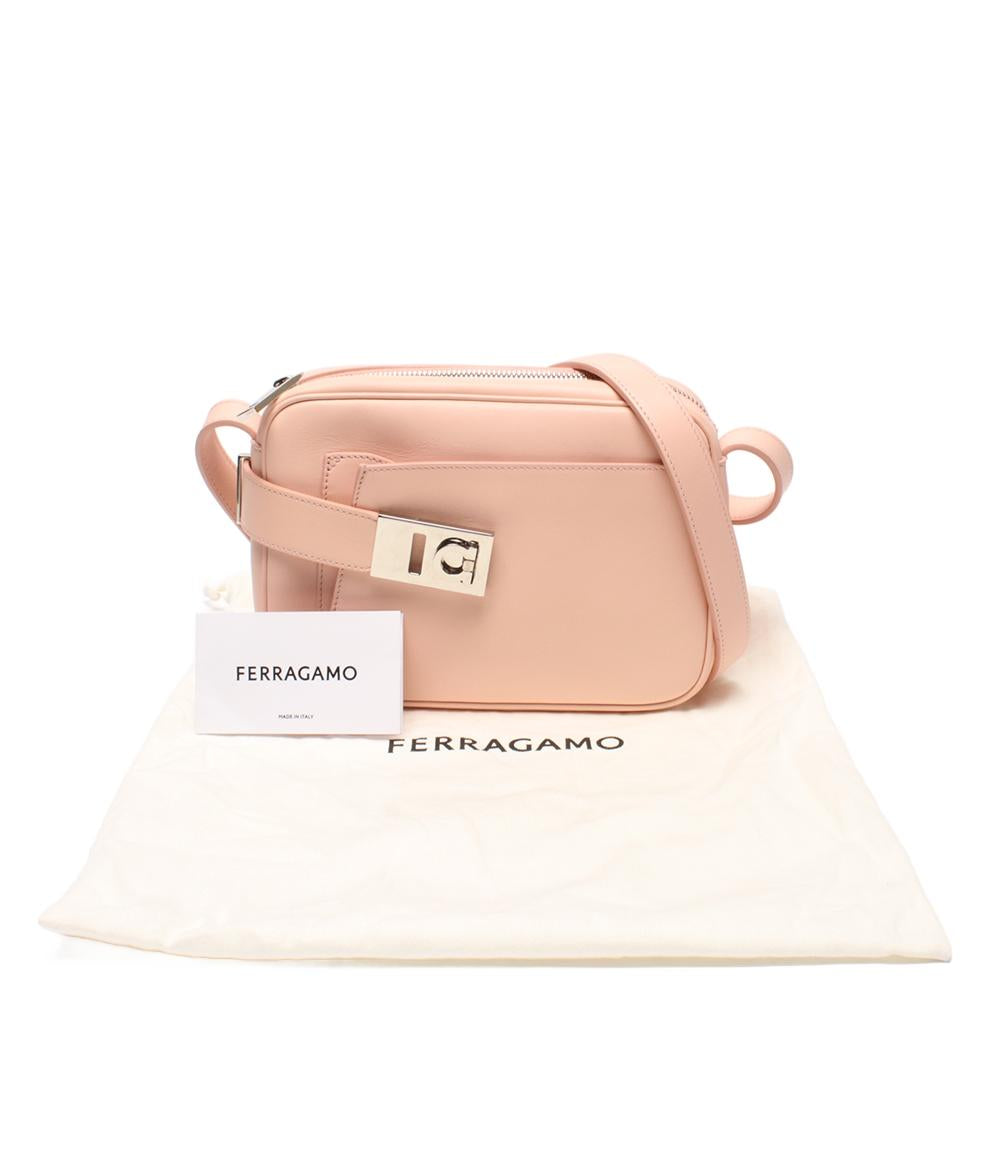 希少 フェラガモ ショルダーバッグ ガンチーニ 斜め掛け レザー メッセンジャー FERRAGAMO（フェラガモ） バッグ ショルダーバッグ ガンチーニ クロス