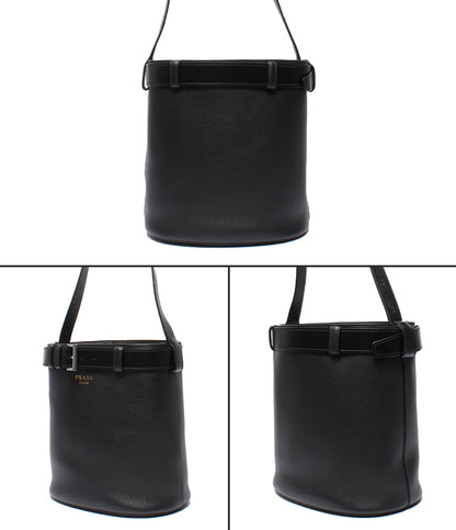 美品 PRADA ショルダーバッグ 肩掛け バックル ベルト付 レザー バケットバッグ レディース プラダ
