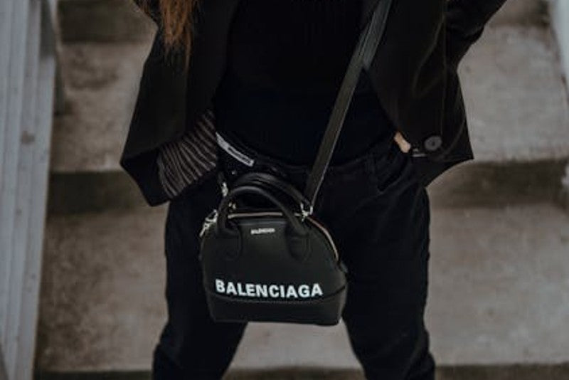 【BALENCIAGA】バックロゴフーディ 芸能人多数着用 BALENCIAGA】バックロゴフーディ 芸能人多数着用