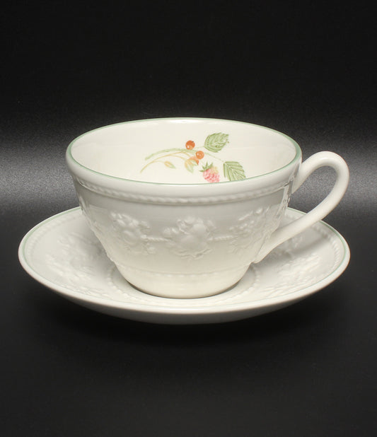 美品 WEDGWOOD カップ＆ソーサー フェスティビティ ラズベリー ウェッジウッド