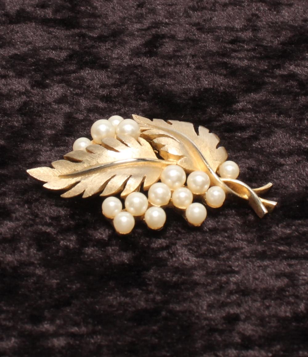 トリファリ ブローチ リーフモチーフ レディース TRIFARI