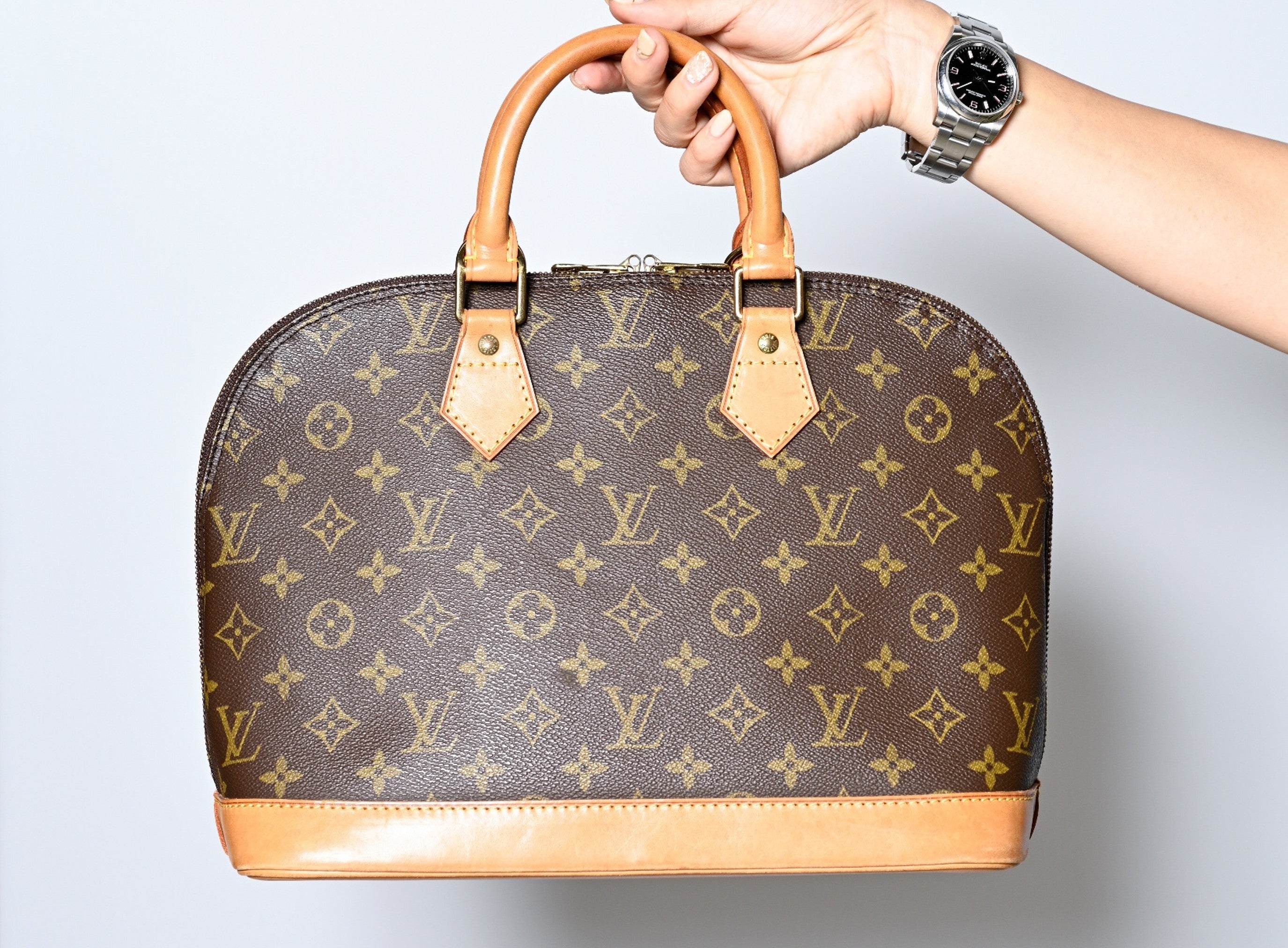 LOUIS VUITTON(ルイヴィトン)は“持つだけで資産”になる？投資価値の 