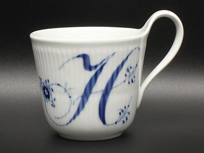 美品 Royal Copenhagen マグカップ ブルーフルーテッドプレイン アルファベット マグH ロイヤルコペンハーゲン