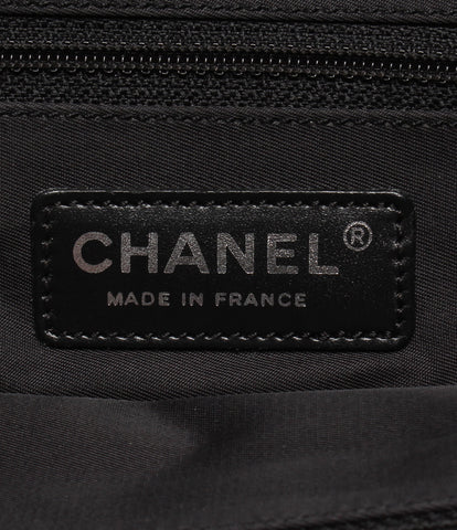 香奈儿手提袋中的名片妇女Chanel
