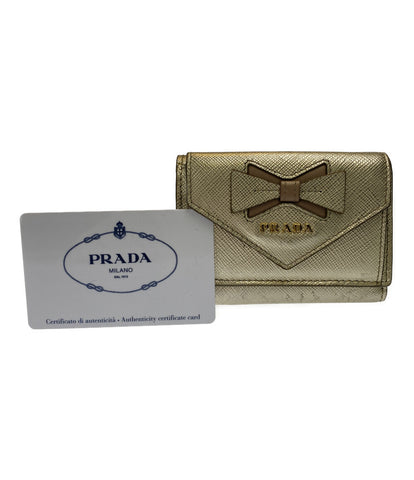 プラダ  三つ折り財布 リボンモチーフ  サフィアーノ   1MH021 レディース  (3つ折り財布) PRADA